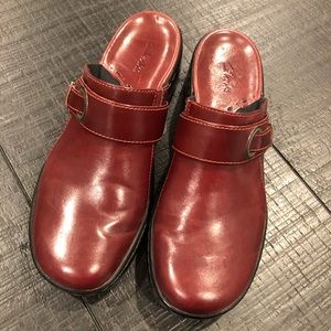 Clarks Ladies 6.5 Burgundy Mules